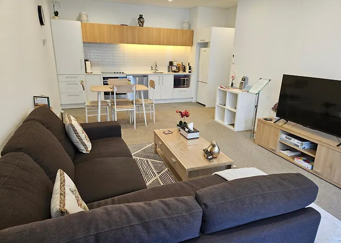 Modern, Ground Floor , Cbd, Free Parking, 2-3 Beds